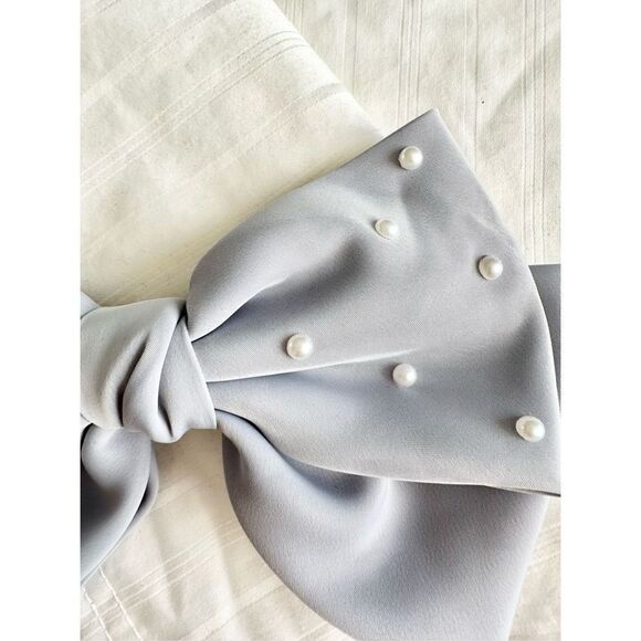 Light grey bow with delicate pearl embellishment - Picture 3 of 4